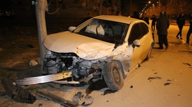 Elazığ'da  Minibüs İle Otomobili Çarpıştı Açıklaması 5 Yaralı