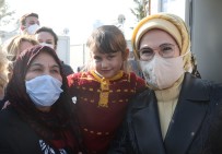 Emine Erdoğan, İzmir'de Depremzedelerle Bir Araya Geldi Haberi