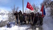 Hakkarili Gençlerin Tahta Kayak Takımlarıyla Kayma Çabasına Öğretmen Ve Öğrenciler De Eşlik Etti Haberi
