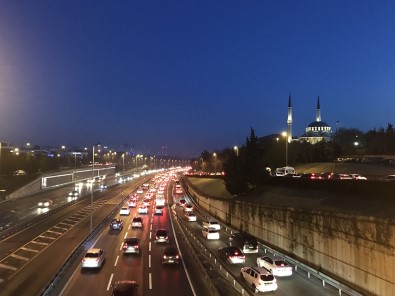 İstanbul'da 56 Saatlik Kısıtlama Sonrası 15 Temmuz Şehitler Köprüsü'nde Trafik Yoğunluğu