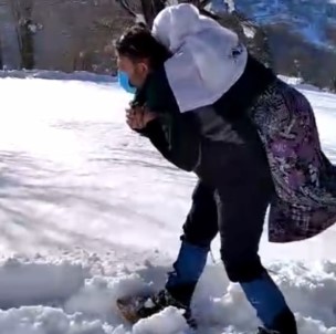 Karda Yolu Kapanan Köydeki Hastayı Sırtlarında Taşıdılar