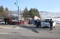 Minibüs İle Otomobil Kavşakta Çarpıştı Açıklaması 2 Yaralı