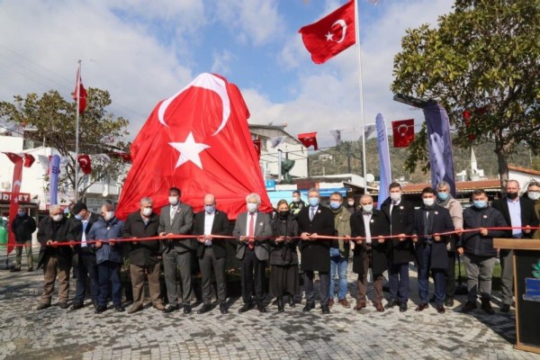Edremit Belediyesi'nin yaptırdığı heykel açıldı