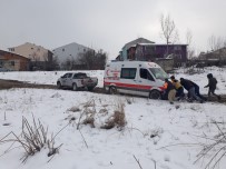 Çamura Saplanan Sağlıkçıların İmdadına Vatandaş Yetişti