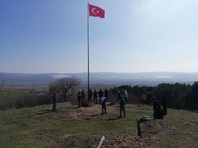 Muhtar Söz Verdiği Dev Türk Bayrağını Dikti