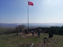 Muhtar Söz Verdiği Dev Türk Bayrağını Dikti Haberi