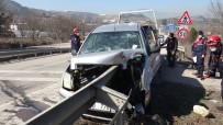Otomobil Bariyere Ok Gibi Saplandı, Sürücü Ölümden Döndü