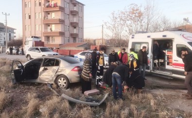 Aksaray'da İki Otomobil Çarpıştı Açıklaması 6 Yaralı