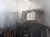 Bafra'da Çıkan Yangında 2 Katlı Ev Küle Döndü Haberi