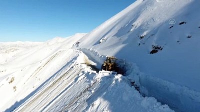 Bitlis'te Metrelerce Karın Bulunduğu Köy Yolları Tek Tek Açılıyor