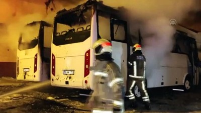 Bursa'da Park Halindeki 2 Servis Aracı Yandı