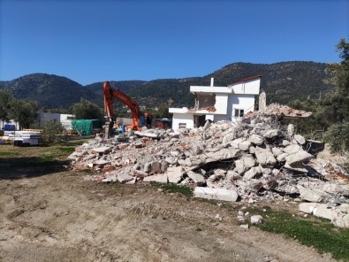 Datça'da Kaçak Yapıların Yıkımına Devam Ediliyor