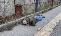 Kaldırımda Yatan Adam Ekipleri Harekete Geçirdi