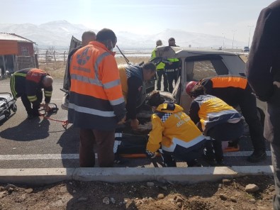 Kamyon Ve Otomobilin Çarpıştığı Kazada 3 Kişi Yaralandı