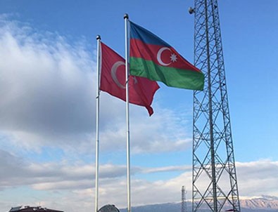 Nahçıvan sınırında Türkiye ve Azerbaycan bayrakları anıtlaştırıldı