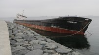 Zeytinburnu'nda Karaya Oturan Gemiden Yakıt Sızmaya Başladı Haberi