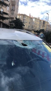 Beşiktaş'ta İnşaattan Düşen Beton Parçası İki Araca Zarar Verdi