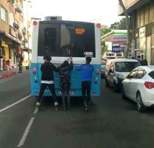 Patenli 3 Gencin Otobüs Arkasında Tehlikeli Yolculuğu Kamerada