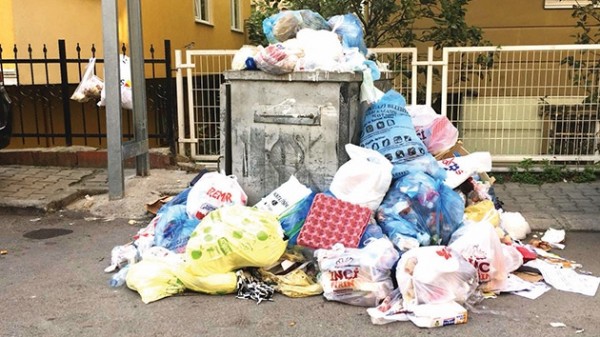 Maltepe'de çöp şöleni! CHP'den 1990'ları özleyenlere dev hizmet!