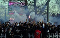 Beşiktaş'a Taraftarlardan Meşaleli Karşılama
