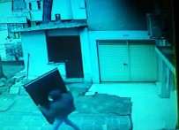 Caminin Tuvalet Kapılarını Çaldı