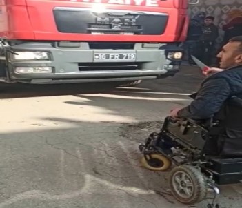 Evini Yaktı, Söndürmek İsteyen İtfaiye Ekiplerine Bıçakla Direndi