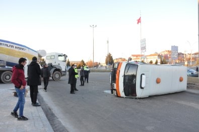 Karaman'da Beton Mikseri İle Çarpışan Minibüs Devrildi