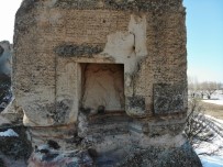 Aslankaya Açık Hava Tapınağı Yüzyıllardır İhtişamını Koruyor