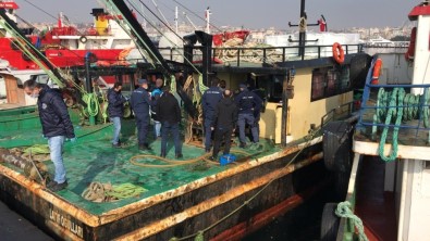 Dalgıçlar Denize Atılan Trol Kapılarını Tek Tek Çıkardı