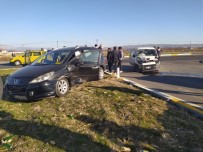Kavşakta 2 Otomobilin Çarpışması Neticesinde 5 Kişi Yaralandı Haberi