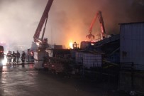 Kocaeli'de Geri Dönüşüm Fabrikasındaki Yangın Devam Ediyor