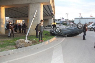 Sinop'ta Trafik Lambasına Çarpan Araç Ters Döndü Açıklaması 1 Yaralı