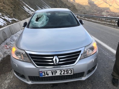 Dağdan Kopan Kaya Parçası Otomobilin Camından İçeri Girerek Sürücüyü Yaraladı