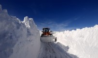 Kar Kalınlığının İş Makinesinin Boyunu Aştığı Yolda Çalışma Haberi