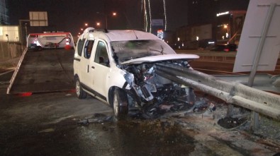 Küçükçekmece'de Otomobil Bariyerlere Ok Gibi Saplandı Açıklaması 2 Yaralı