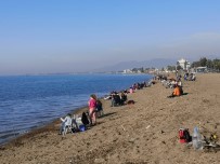Havalar Isındı, İzmir'de Plaj Ve Parklar Doldu Haberi