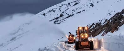 Kar Kalınlığının 2 Metreyi Bulduğu Tanin Geçidinde Ekiplerin Karla Mücadelesi Sürüyor