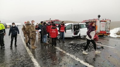 Taksiyle Hafif Ticari Araç Çarpıştı Açıklaması 3 Ölü, 7 Yaralı