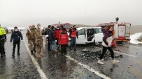 Taksiyle Hafif Ticari Araç Çarpıştı Açıklaması 3 Ölü, 7 Yaralı Haberi