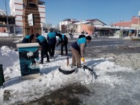 Çaldıran Belediyesi Cadde Ve Sokakları Buzdan Arındırıyor Haberi