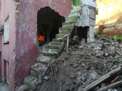 İzmir'de Metruk Sinagogdan Kopan Taş Parçaları Evin Duvarını Yıktı Açıklaması 1 Yaralı