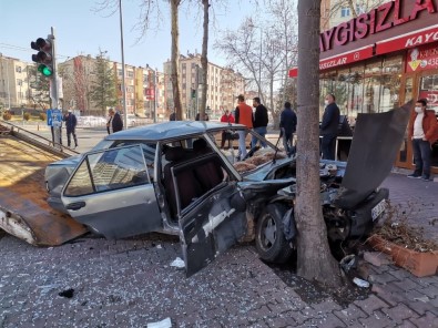 Kayseri'de Sokağa Çıkma Kısıtlamasında Feci Kaza Açıklaması 3 Yaralı