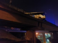 TEM Otoyolunda Kontrolden Çıkan Yolcu Otobüsü Viyadükte Asılı Kaldı