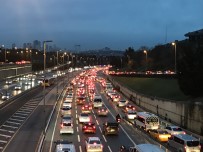 56 Saatlik Kısıtlama Sonrası 15 Temmuz Şehitler Köprüsü'nde Trafik Yoğunluğu