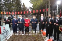 Bakan Kasapoğlu, Şehit Astsubay Ömer Halisdemir'in Kabrini Ziyaret Etti Haberi