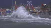 Balıkesir'de Hızı 100 Kilometreye Yaklaşan Fırtına Dev Dalgalar Oluşturdu Haberi