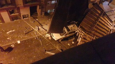 Bayrampaşa'da Binanın Uçan Çatısı Park Halindeki Araca Saplandı