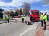 Bursa'da Kamyonun Çarptığı Motosiklet Sürücüsü Yaralandı Haberi