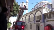 İzmir'deki Fırtınada Bir Caminin Minaresinden Beton Parçaları Düştü Haberi