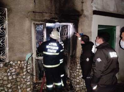 Kuşadası'nda Eski Evlerdeki Yangın 4 Saatte Kontrol Altına Alınabildi